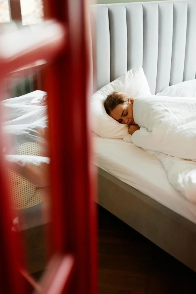 Mujer tumbada descansando sobre su colchón